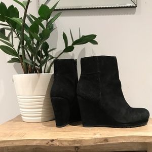 🍸 Suede Wedge Ankle Boots